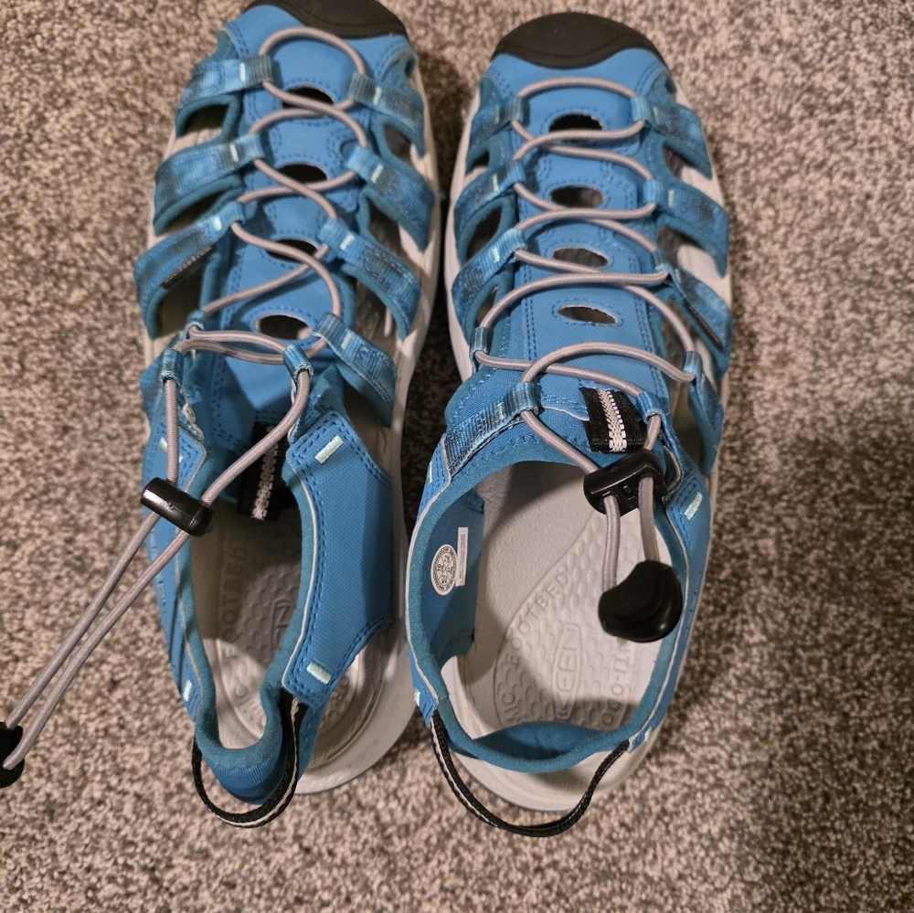 Keen Women's Water Shoes/ Sandals